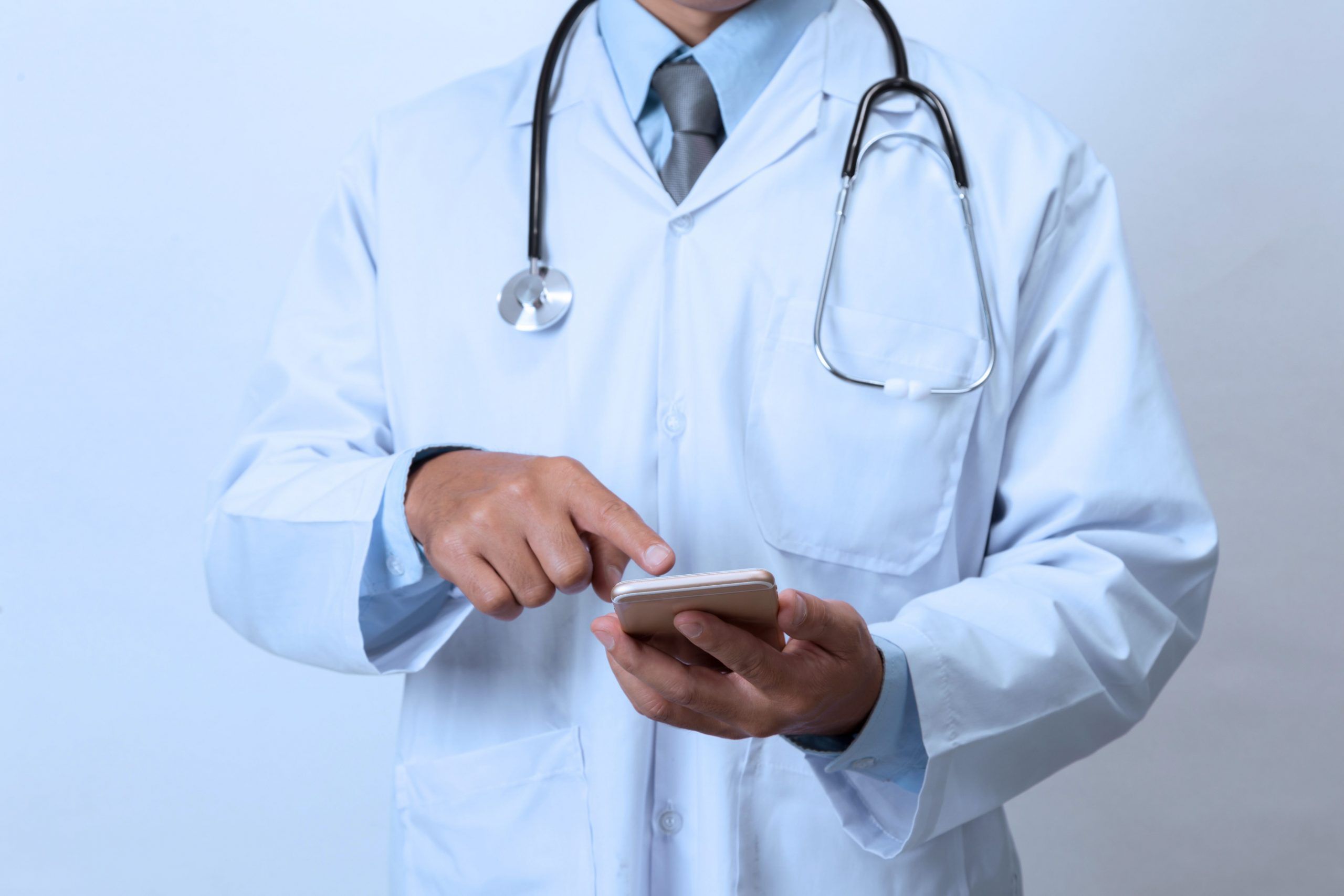 Los médicos millenial y la tecnología digital están revolucionando la atención médica